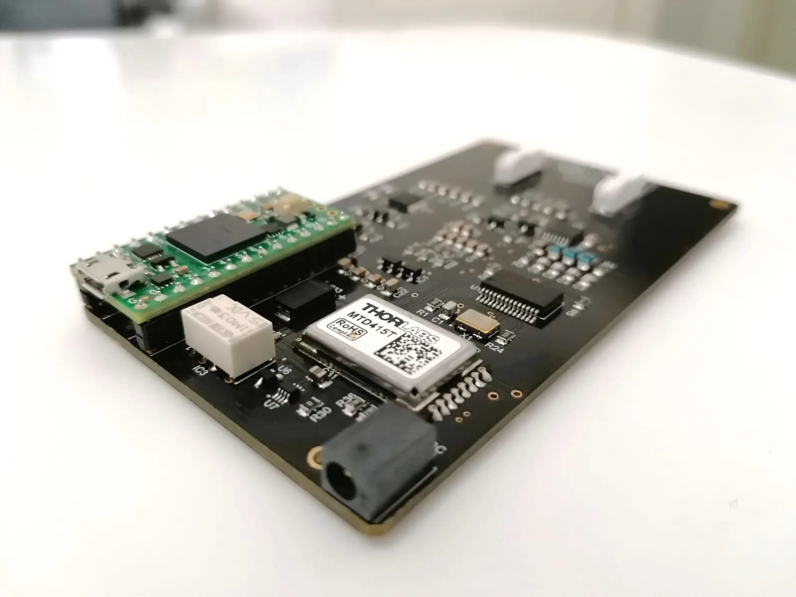 openQCM NEXT main electronics board with the network analyzer QCM shield